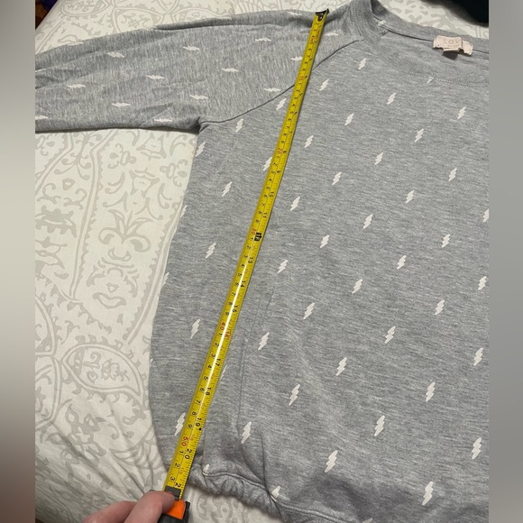 LOVE by Gap Gray Lightning Bolt Long Sleeve Graphic Top - Picture 6 of 6